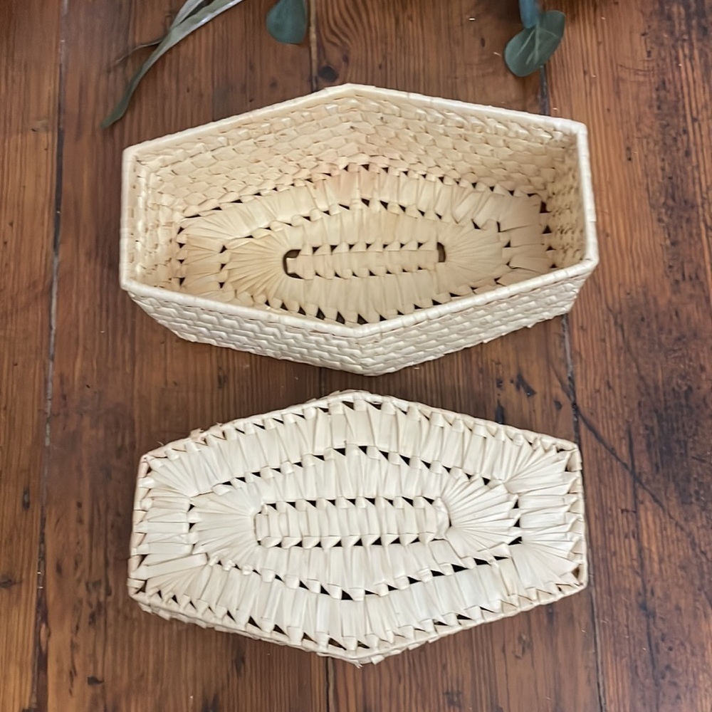 Vintage Boho Woven Wicker Straw Basket with Lid - Picture 6 of 11